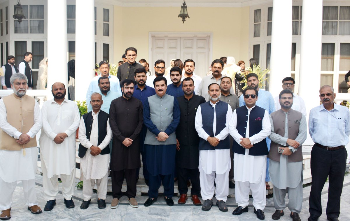 fkkundi's tweet photo. ملکی صنعت کی ترقی معیشت کے استحکام کے لیے بہت ضروری ہے۔ زراعت اور کاروبار سے منسلک افراد ہی پاکستان کو معاشی بحران سے نکال سکتے ہیں۔ میں نے صنعتی ترقی کے لیے انفراسٹرکچر کو بہتر بنانے کی ضرورت پر زور دیا۔

گورنر ہاؤس میں فیڈریشن آف پاکستان چیمبرز آف کامرس اینڈ انڈسٹری (ایف پی سی سی آئی) کے نمائندہ وفد، جس کی قیادت نائب صدر عون علی سید کر رہے تھے، سے ملاقات کے دوران میں نے مختلف تجاویز اور مسائل سنے۔ وفد میں راولپنڈی، اٹک، اور ہزارہ وویمن چیمبرز کی خواتین صدور، مردان، چارسدہ، ہری پور، اور مہمند چیمبرز کے صدور و دیگر عہدیداران شامل تھے۔

میں نے قیمتی جیمز، معدنیات، اور انفراسٹرکچر کی بہتری پر توجہ دینے کی ضرورت کو بھی تسلیم کیا اور تاجکستان میں تجارتی مواقع پر بات کی۔ میں نے وفد کو تاجکستان میں ہونے والی نمائش میں شرکت کی ترغیب دی اور مختلف شعبوں میں تھنک ٹینکس کے قیام کی حمایت کی تاکہ تعلیم اور دیگر شعبوں کے مسائل حل کیے جا سکیں۔
#خیبرپختونخوا