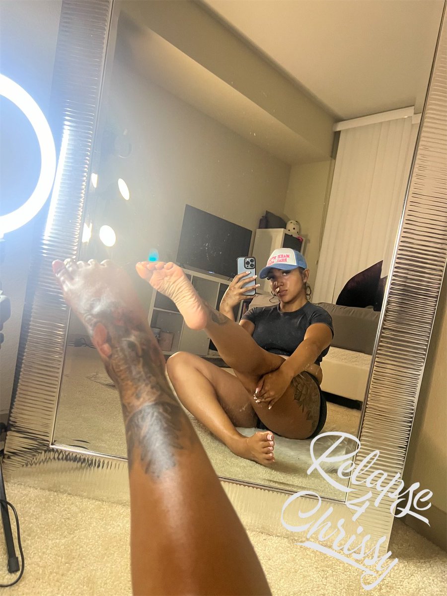 relapse4chrissy's tweet photo. I know this mirror LOVES to see these feet coming 😊 https://t.co/qwkNYafUQ6