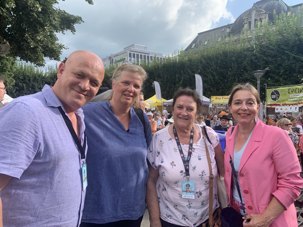 Great pleasure to meet Dance Group @Paloina in Fribourg for a short but very energetic performance for an enthusiastic audience at International #Folklore Festival ⁦<a href="/fribourgCH/">Fribourg</a>⁩. One of several performances this week. Good to see that  🇳🇱 is well presented at the festival!