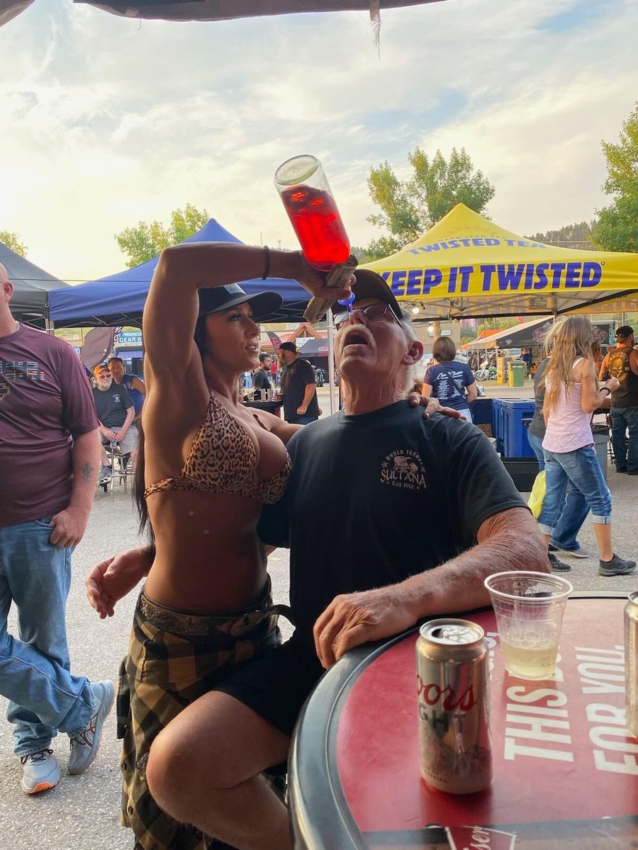 Having fun at HELL ANGELES party, enjoying yourself old man ?❤️❤️😊