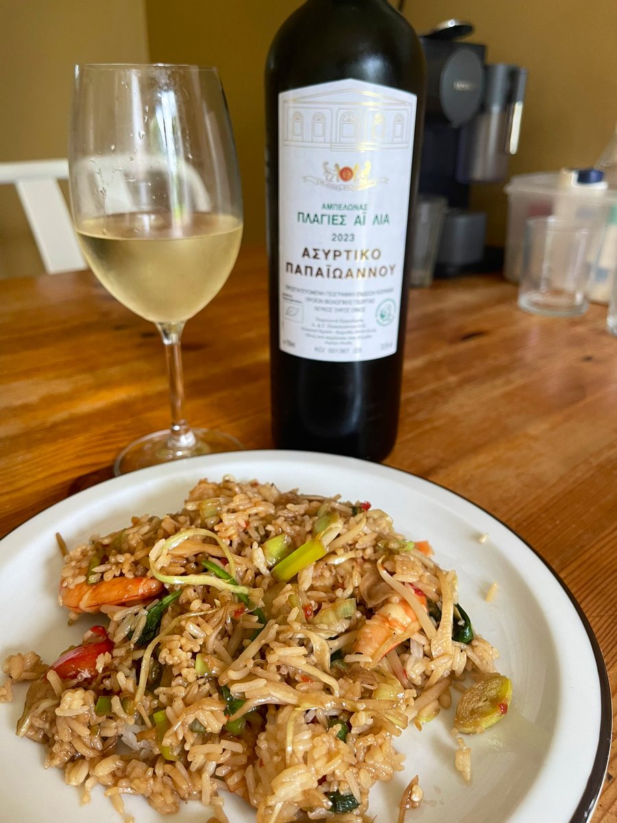 joukesp's tweet image. #FridayLunch #StirFry #Gambas #Veggies #Rice #Asyrtiko 
Stir fried the rice as well this time. Came out fine!
The Asyrtiko by Papaioannou is quite versatile! Paired wonderfully well with the stir fry!