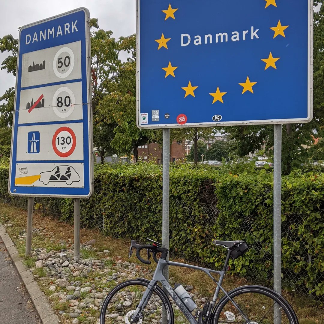 stefanhock's tweet photo. #KopenhagenYstad2024 Kopenhagen - Helsingborg 71 km durchs verregnete Hinterland, wo Königs ihre Schlösser haben. Dann noch schnell mit der Fähre nach Schweden rüber. https://t.co/FTqH9EheLI