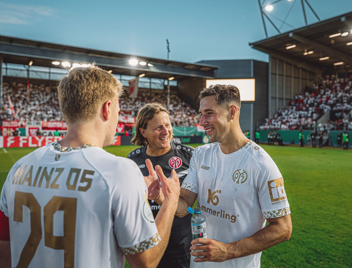 Mainz05en's tweet photo. A big congrats from the boss 👏😀
#Mainz05 #WIEM05 https://t.co/i0kdeialqz