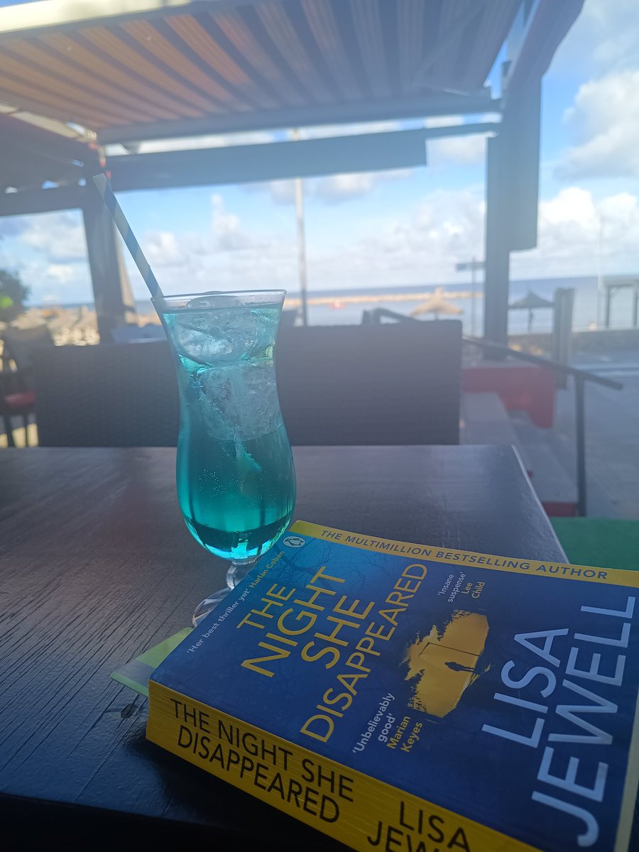 EmmaJTaylor76's tweet photo. When you have to go out for the evening but can't put down your book 🍸📖☀️ #lisajewell @lisajewelluk #booklovers #holidayread https://t.co/5UbCfKhpEo
