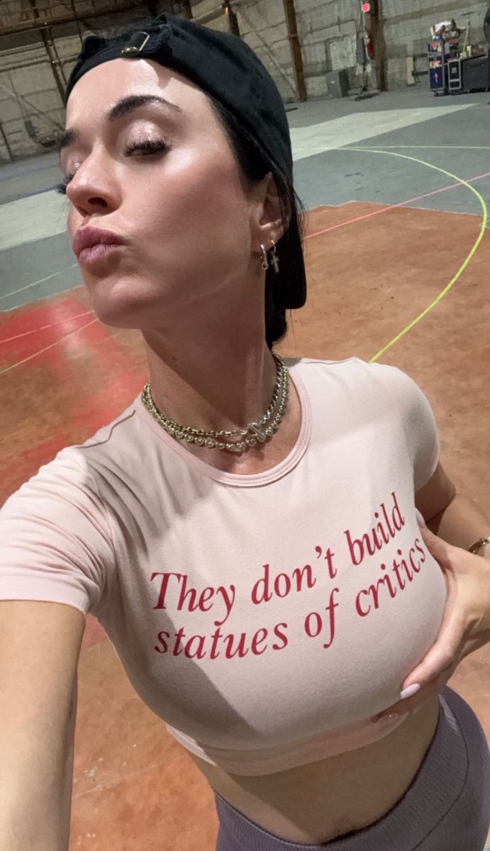 todaykatyp's tweet photo. “They don’t build statues of critics”

—  Katy Perry backstage at her rehearsals. https://t.co/fYrKrdAEUL