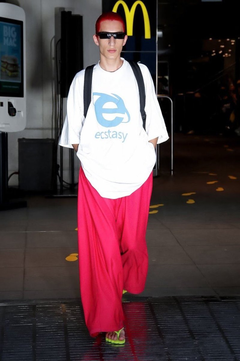 gossipmilf's tweet photo. Inspired by the Vetements SS20 Internet Explorer ecstasy shirt

 not that that makes this shit good, ofc https://t.co/gHMXhdCJlc