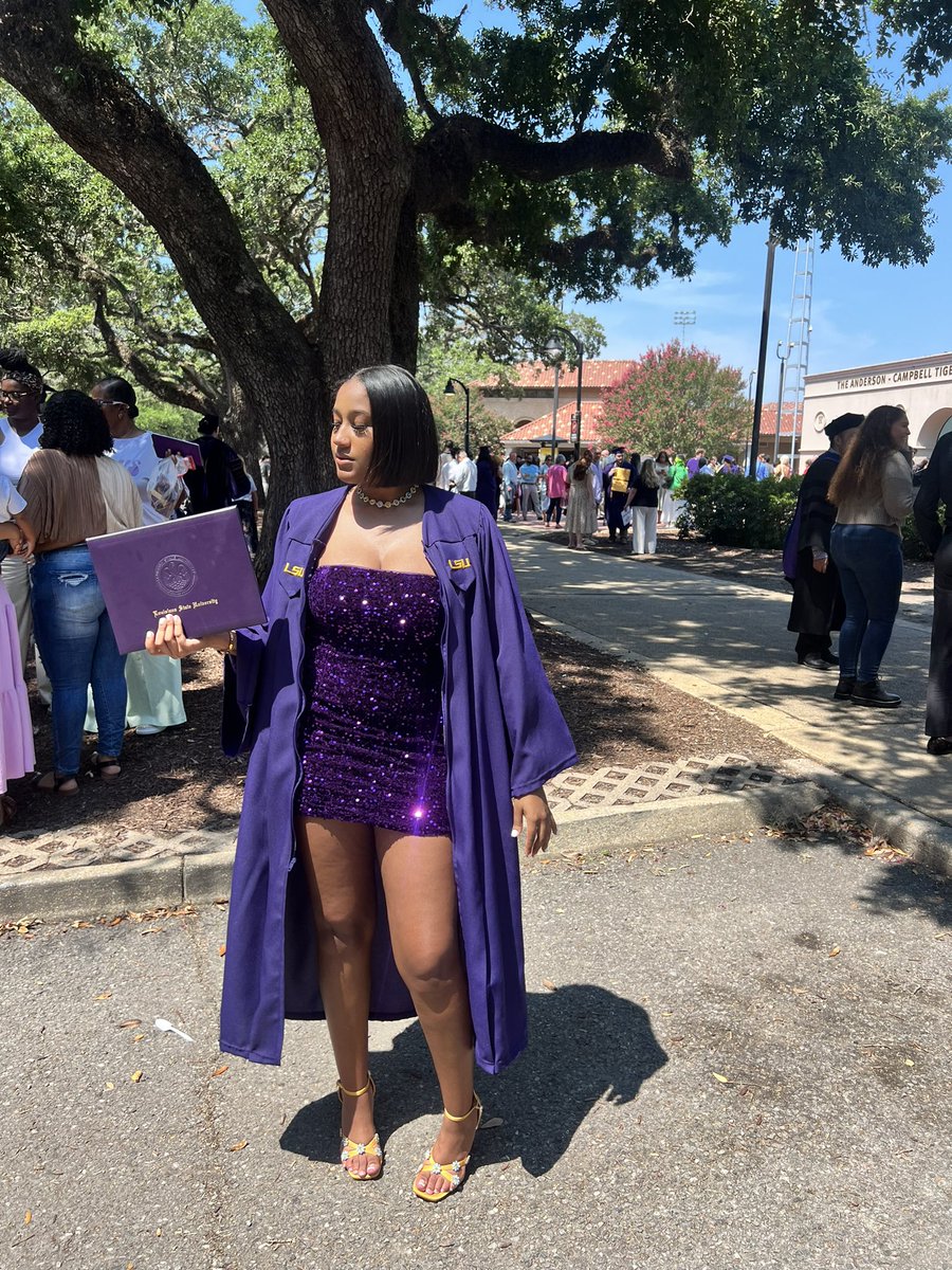 imkayrenee's tweet photo. BIG GRAD!!!! MOMMA I KNOW YOU SMILING DOWN ON ME!! https://t.co/d8vilCZhyd