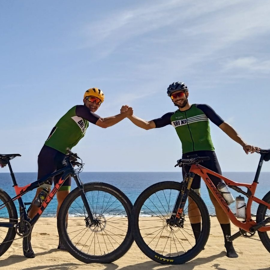 LOLO_LLANO's tweet photo. El motivo por el que llevo tres semanas a saco!!!! 
.
El gran @ivan_m.d_89 y un xangao vamos a representar al ET en el Campeonato de España Militar 💃💃
.
Si quería motivación, toma ración doble!!! 💪💪💪
.
#transpyrambassador 
#yellowteam 
#eljamones https://t.co/cduDuu7C3t
