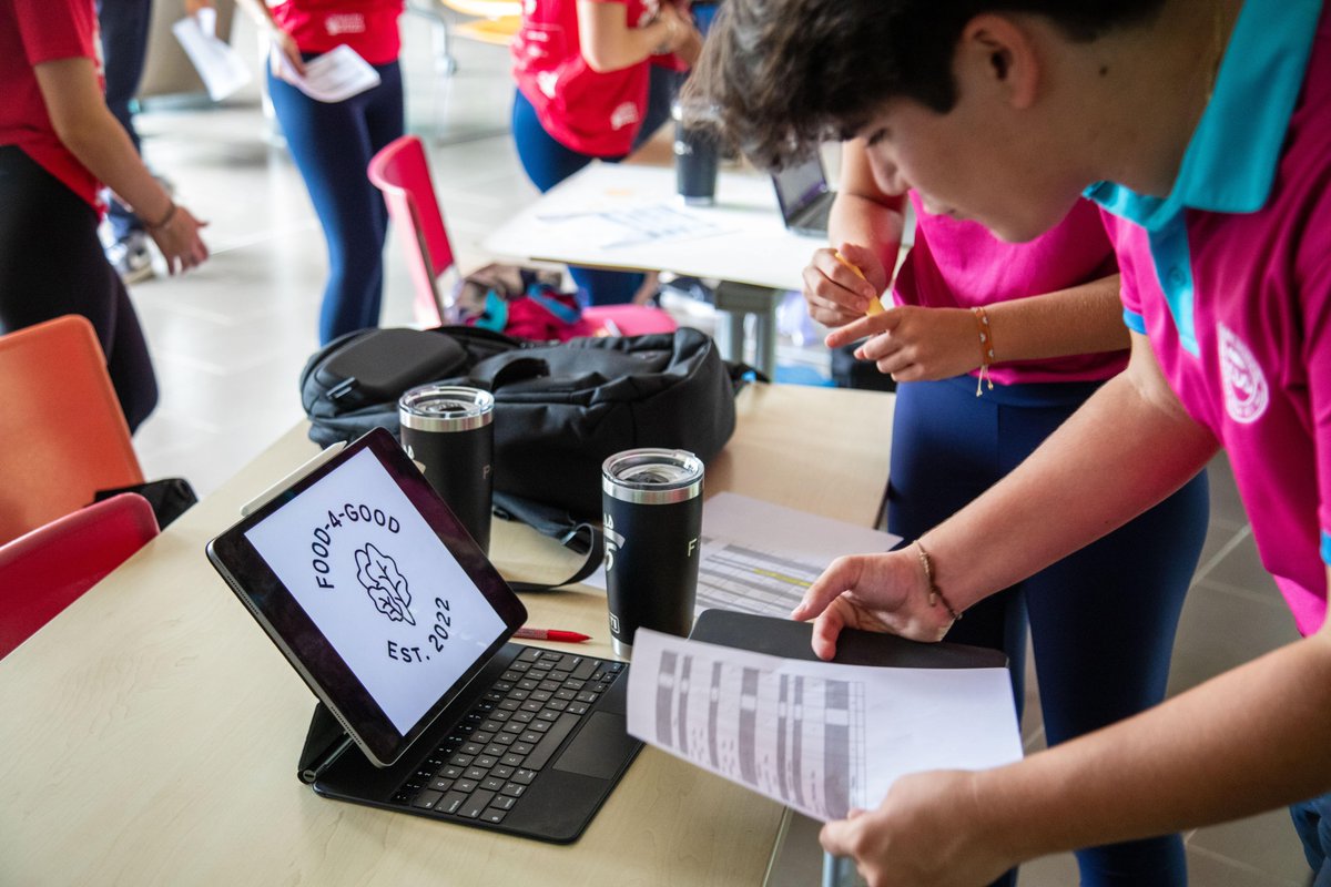 CountryDayCR's tweet image. Today, our high schoolers hosted an exciting Clubs Fair! 🎉 From creative arts to student-led initiatives, there’s something for everyone to explore. #CountryDayCR #NordAngliaEducation #ClubsFair #StudentLife