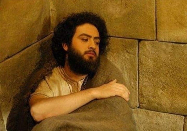 "Hz. Yusuf'u; babası sevdi diye kuyuya, Züleyha sevdi diye zindana attılar. Sevginin imtihanı çok olur âzizim."