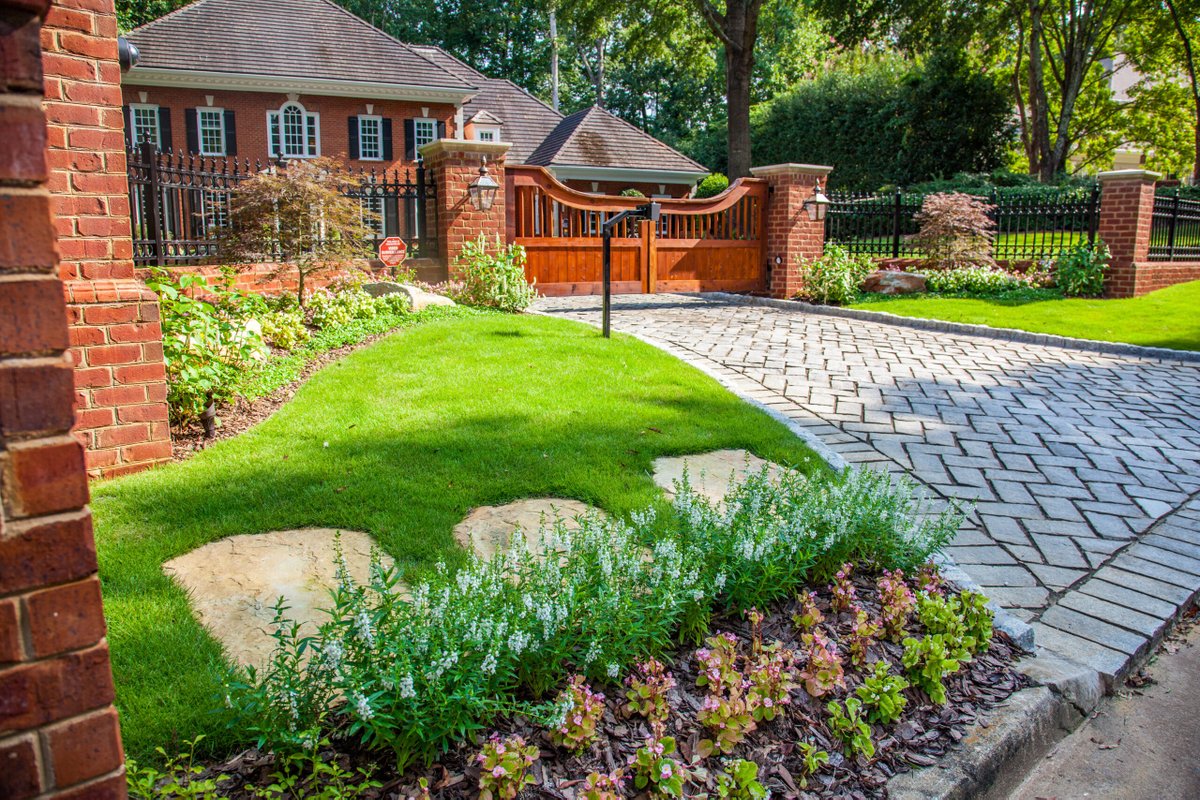 LndscapeStudio's tweet image. Curb appeal is one of the most important factors that can grab the interest of homebuyers. #landscaping #landscapedesign #curbappeal