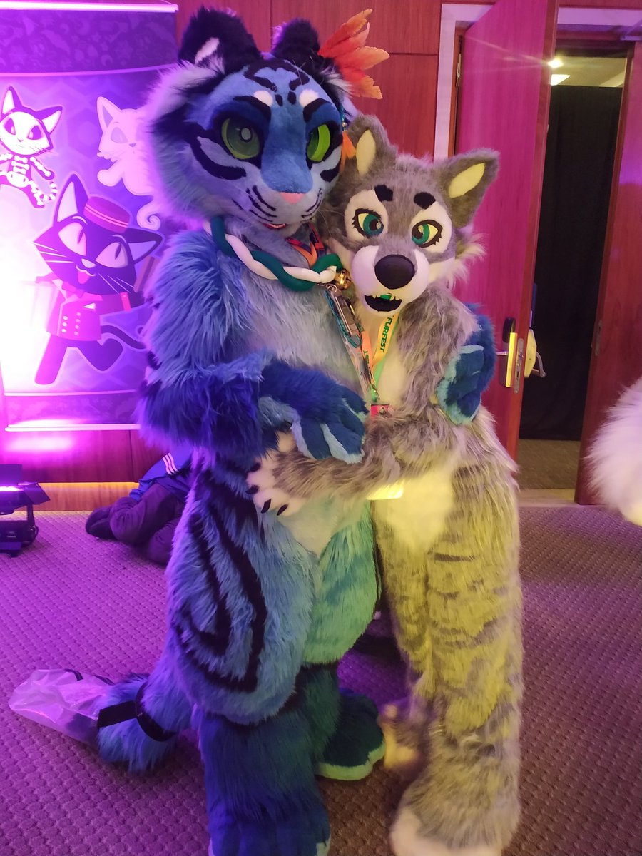 #FursuitFriday with Halleth Yolcatl 💙
