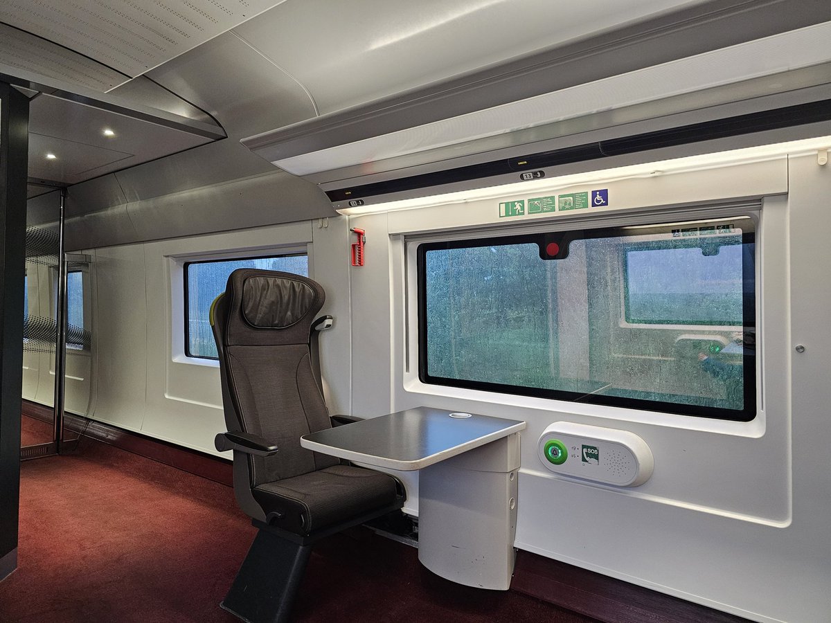 KateFrstr's tweet image. Raining outside but warm &amp;amp; social here on @Eurostar 9259

Hérve is a treasure, it's lovely to meet a returning crew member from the launch days. Fascinating to compare onboard experiences then &amp;amp; now. Also Kougin's care &amp;amp; welcome briefing... a great crew to finish a great day!