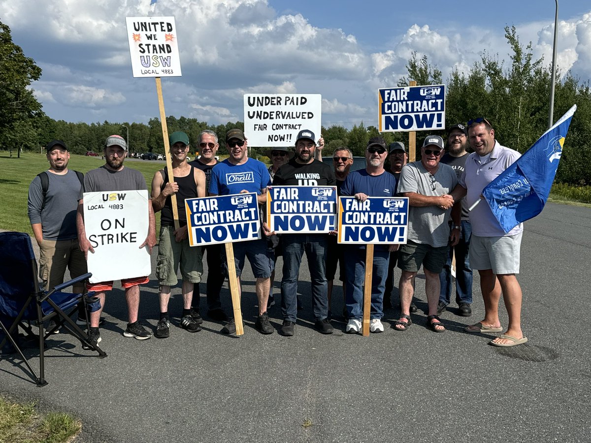 matwhynott's tweet photo. I was up in Amherst, NS today to show solidarity for the @SteelworkersCA of local 4883 at IMP Aerostructures. @CanadianLabour
Like all workers they deserve respect, a better deal in the work place and at the bargaining table.
#solidarity #canadianlabour https://t.co/JKaxNbSUeT