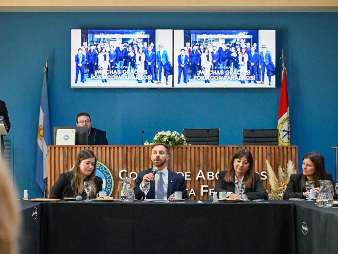 pablogfarias's tweet photo. Acompañamos a la Federación de Colegios de Abogacía de la Provincia de Santa Fe en la celebración de su 4to aniversario. 

Felicitaciones por el trabajo coordinado entre las diferentes circunscripciones de la provincia, para mejorar la justicia y el ejercicio de la profesión. https://t.co/la1GTWSq3e