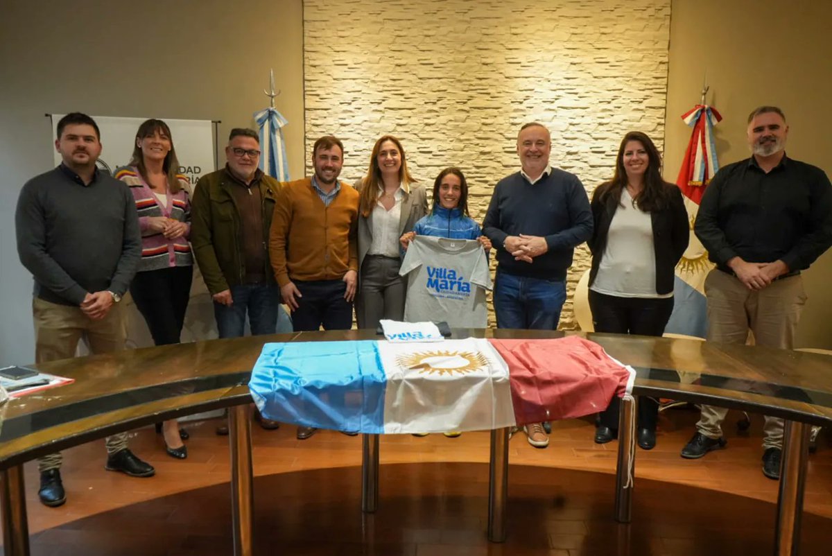 accastelloedu's tweet photo. ¡Orgullo local en el Mundial de Carrera de Obstáculos en Costa Rica! 🇦🇷👏🏻

Tuve el honor de recibir a la deportista local Victoria Gaite antes de emprender su viaje con destino mundialista.

Ella se destacó en el Campeonato Latinoamericano en Malagueño, ganando dos medallas doradas, una de plata y una de bronce.

Nosotros seguiremos acompañando y valorando el esfuerzo y dedicación de los deportistas de nuestra ciudad.

#VillaMaría #CiudadAbierta #VillaMaríaMásHumana #Deporte #OrgulloLocal