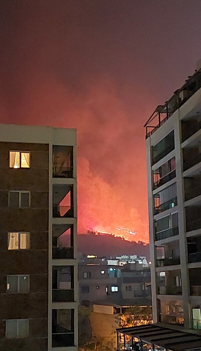 songulkoc16's tweet photo. Örnekköy mezarlığına yaklaştı alevler
saat 22,30
#izmir
#karşıyaka 
#yangın https://t.co/aMZr3Y8arh