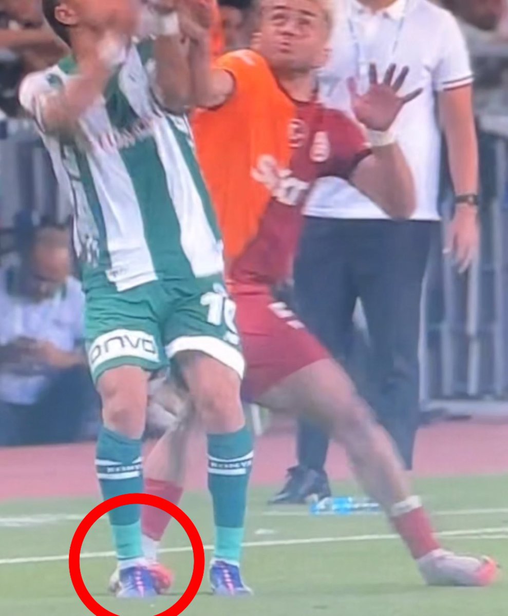 2. hafta! 

-icardi rakibine topsuz alanda çelme taktı kart verilmedi.
-abdulkerim bardakçı rakibinin ayağına kaydı kart verilmedi.
-kerem demirbay topla alakasız şekilde rakibinin bacağına vurdu kırmızı kart verilmedi.
-barış alper yılmaz rakibinin ayağına bastı kart verilmedi.