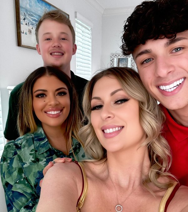 Sydney Paige *Vegas 10/27-10/31* - Having an amazing day for @teamskeet @GotMylf with the beautiful @officially_viv @jimmymichaelsx and @ethanseekof 🖤 Thanks, @teambrian2016 https://t.co/Qk98cXXRRB