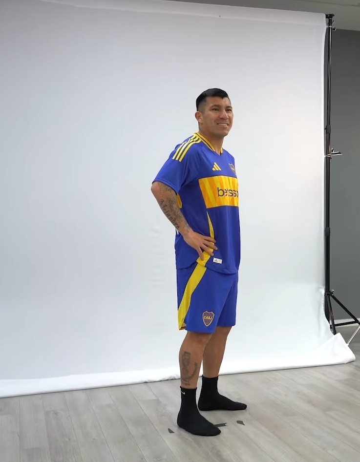 Yo saliendo del probador del Boca Shop para que mi vieja vea como me queda la camiseta: