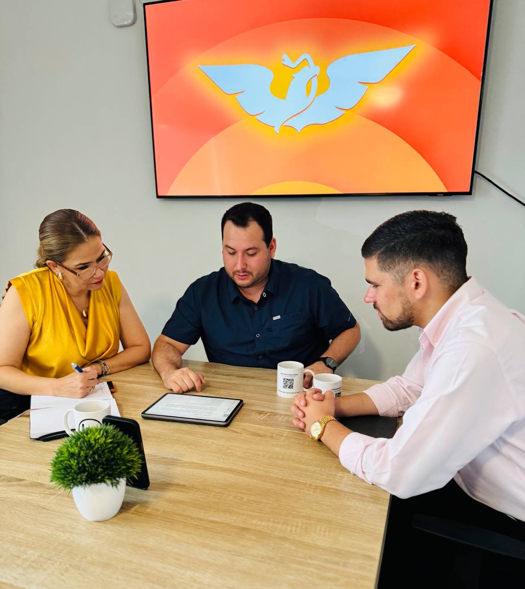 Felicidades <a href="/Adriana_TorresD/">Adriana Torres</a> y <a href="/jorgeRdgzQ/">Jorge Rodríguez</a> próximos regidores de Cajeme por Movimiento Ciudadano. Todo el éxito en esta nueva encomienda.