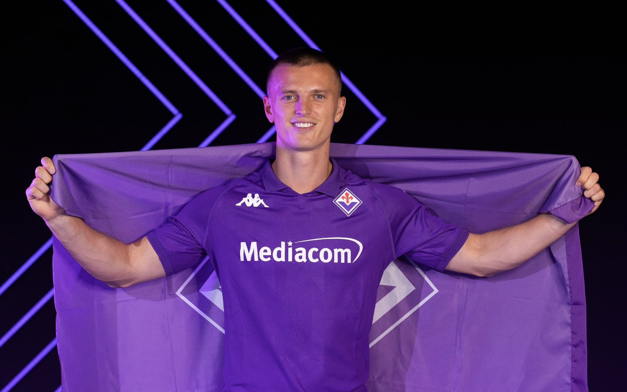 Transfer News Central on X: "OFFICIAL: Fiorentina have signed winger Albert  Gudmundsson on a season-long loan from Genoa. https://t.co/L8ulRKfxz4" / X