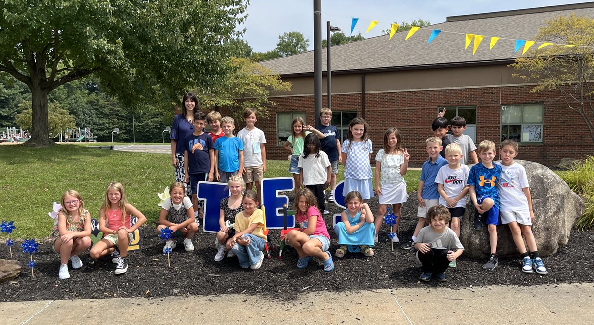 Spicuzzaclass's tweet photo. So excited to have these third graders in my class this year! Let the adventure begin!!✏️📚 https://t.co/73ksQ3d9U1