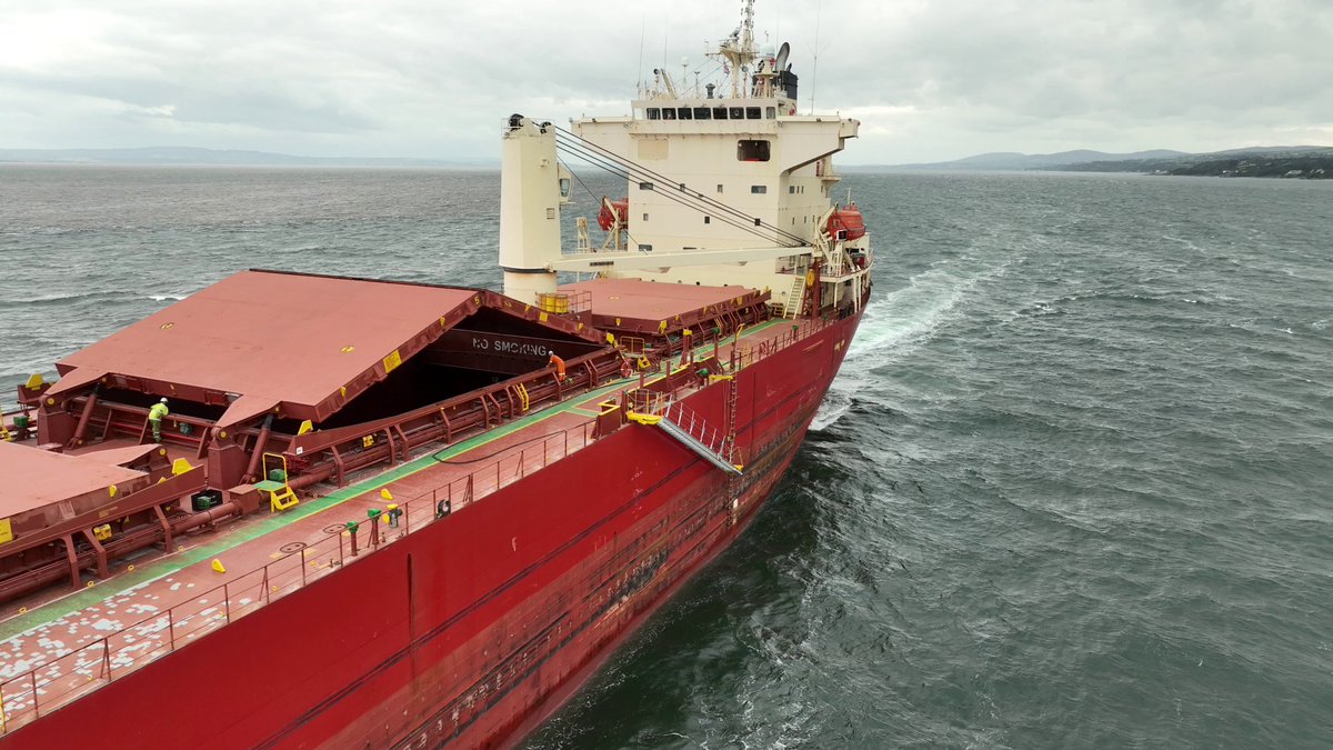 martinastro2005's tweet photo. Federal Sakura sailing outbound from Lough Foyle late this afternoon at 190m in length with a flag from the Marshall Islands. I was flying the Magic 3 in 29mph gusts with a mean wind of 23-25mph today and the drone didn't flinch even in P mode. #foyleport @fednavlimited https://t.co/m5eaStwcP9