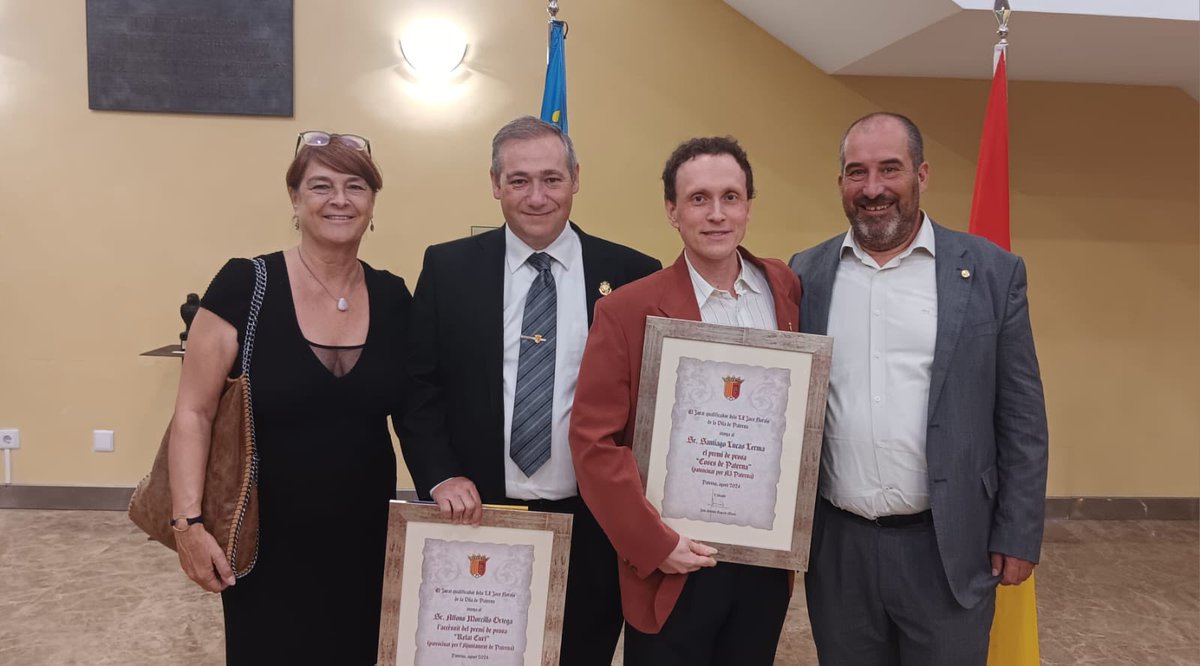 C_per_Paterna's tweet photo. 📸 Aquesta vesprada hem estat presents a la tradicional celebració dels #JocsFlorals 

💐Hem tingut oportunitat d’acompanyar als nostres companys Santi Lucas Lerma i Alfons Morcillo Ortega, guardonats en l’edició d’enguany…Enhorabona‼️👏🏻👏🏻

#festesPaterna https://t.co/vKdpz76K6N
