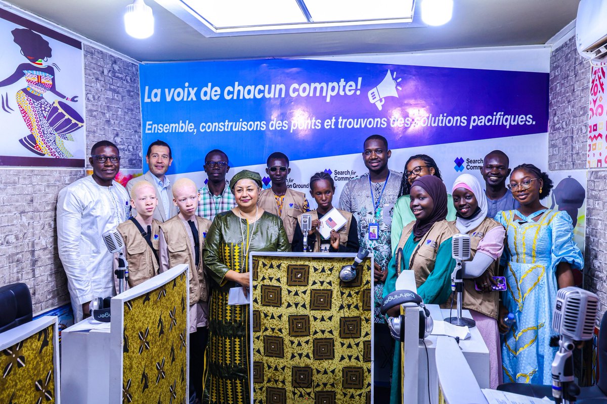 SearchMali's tweet photo. Ce jeudi 15 Août,  nous avons eu le plaisir d'accueillir l'Ambassadeur des #USAML dans nos locaux. Cette visite a été marquée par une immersion dans nos activités, culminant avec une émission animée par les jeunes #journalistes de notre projet #YoutTalk. https://t.co/jU2tfkhXom
