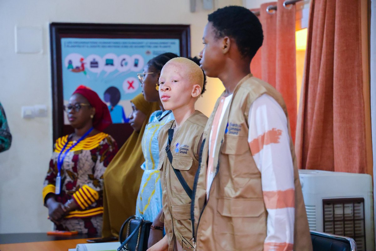 SearchMali's tweet photo. Ce jeudi 15 Août,  nous avons eu le plaisir d'accueillir l'Ambassadeur des #USAML dans nos locaux. Cette visite a été marquée par une immersion dans nos activités, culminant avec une émission animée par les jeunes #journalistes de notre projet #YoutTalk. https://t.co/jU2tfkhXom