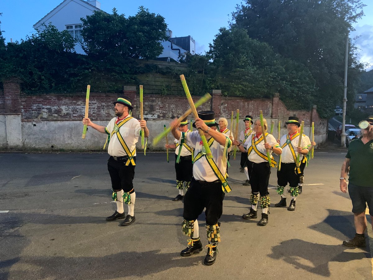 Shingle_beach's tweet photo. Long Man Morris dancing outside The Pilot this evening. Any time I see a Morris side I think of Sir PTerry. #longmanmorris #meads # eastbourne https://t.co/HIbfFMkr1j