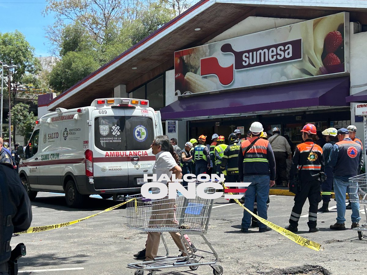 HalconOnce's tweet photo. SE ESTAMPA VS EL SUMESA.
Una conductora de la tercera edad se equivoca de pedal y termina al interior de un #SUMESA, en Av Centenario col. Del Carmen en @Alcaldia_Coy.
Tres trabajadores y la mujer de 85-90 años de edad lesionados. https://t.co/OM4UONpDAy