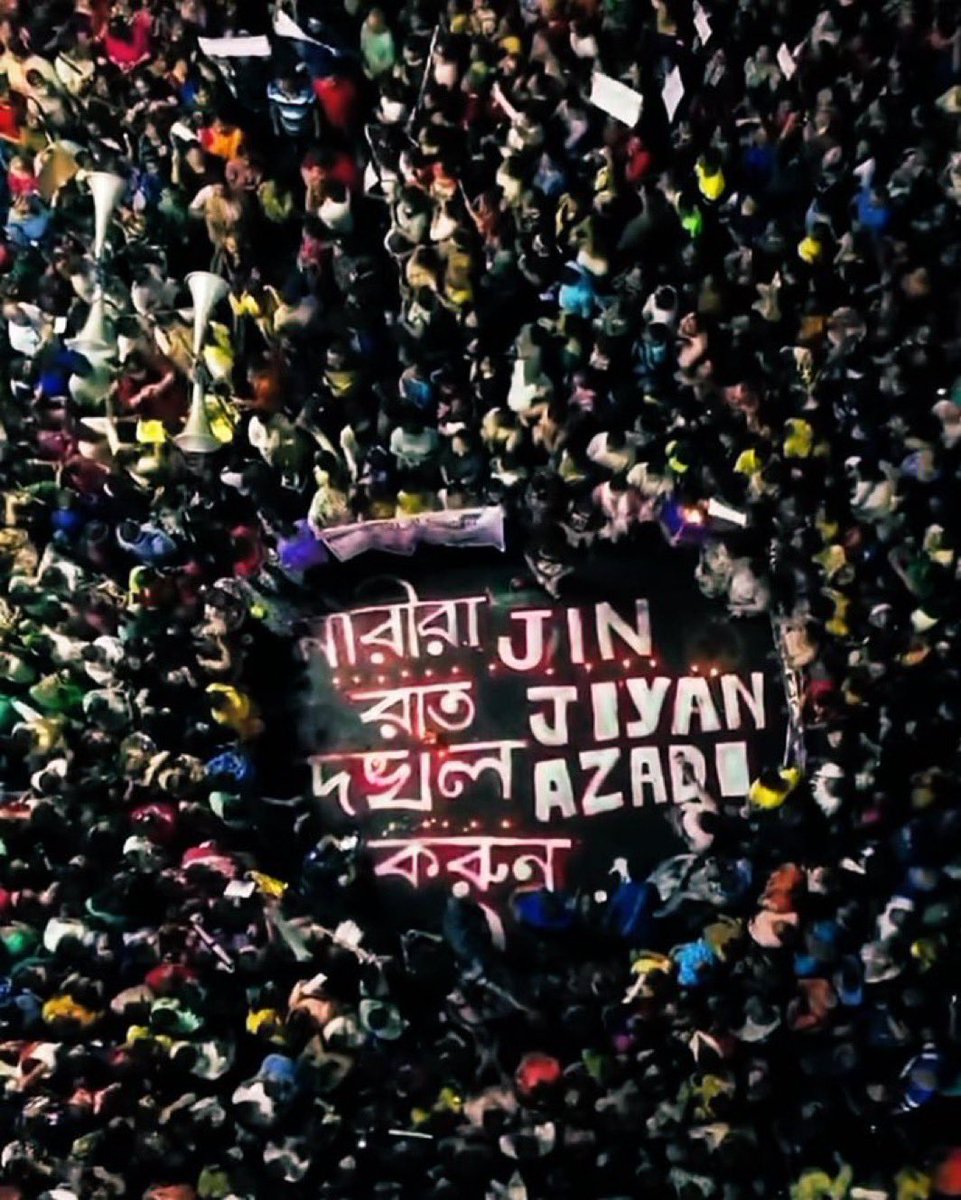 Hindistan’da kadın doktorun tecavüz edilerek öldürülmesini protesto eden Hindistanlı kadınlar, "JIN JIYAN AZADÎ" pankartı açtı.