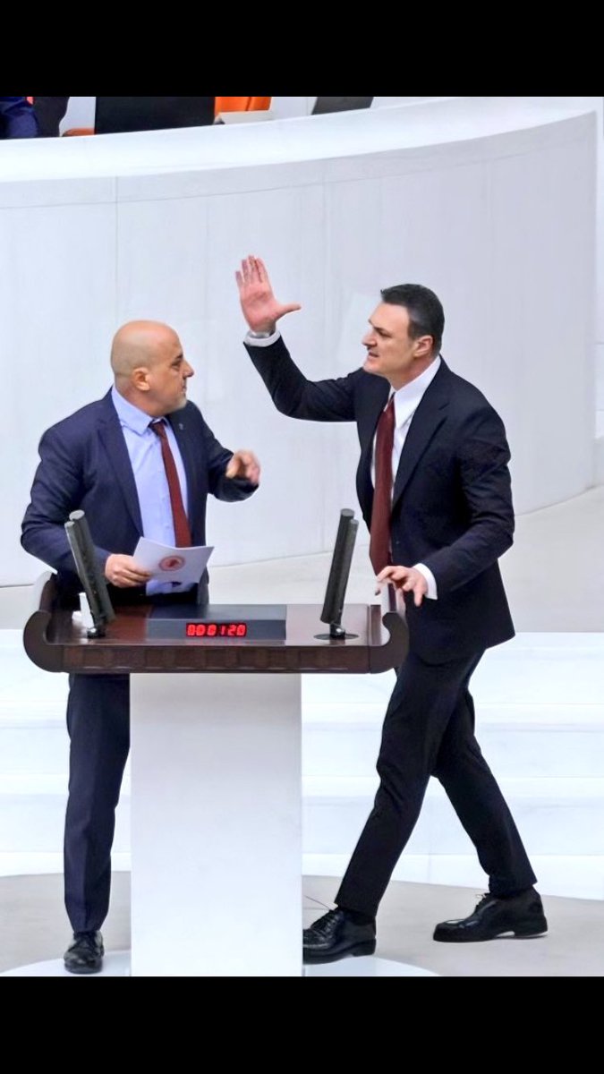 cmlytm's tweet photo. Mecliste yargı dağıtılıyor.
Vuran eller varolsun
Son terör bükücü 
#AlpayOzalanAdamdir https://t.co/uftXyFBzMu