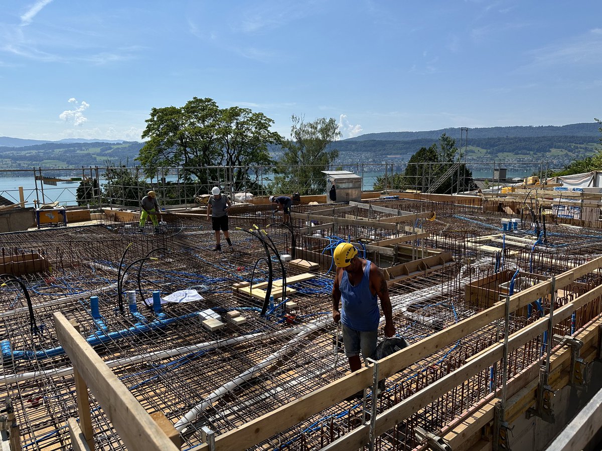 Wohnhaus Hölzli Feldmeilen - Decke über Gartengeschoss: Der Baumeister machte keine Pause: Vielen Dank @barizziag! - Bild by architektick #architektick #architecture #Architektur #Architektin #Architekt #APT #Phasegruen #Gerberpartnerhaustechnik #bakus #Zürichsee #Seeblick