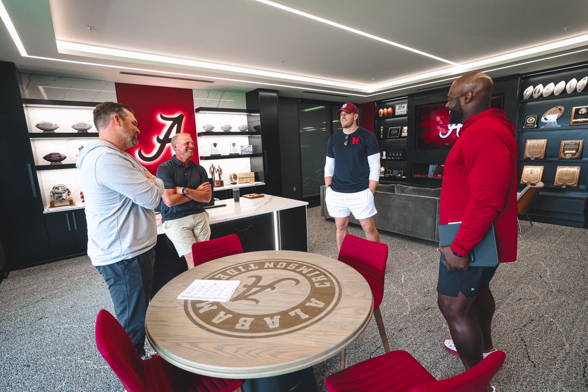 AlabamaFTBL's tweet photo. 3️⃣x DPOTY ✔️
5️⃣x First Team All-Pro ✔️
Walter Payton NFL Man of the Year ✔️
NFL 2010s All Decade Team ✔️

Huge thanks to @JJWatt for visiting and speaking to the team. 

#RollTide https://t.co/ab14ZliQlf