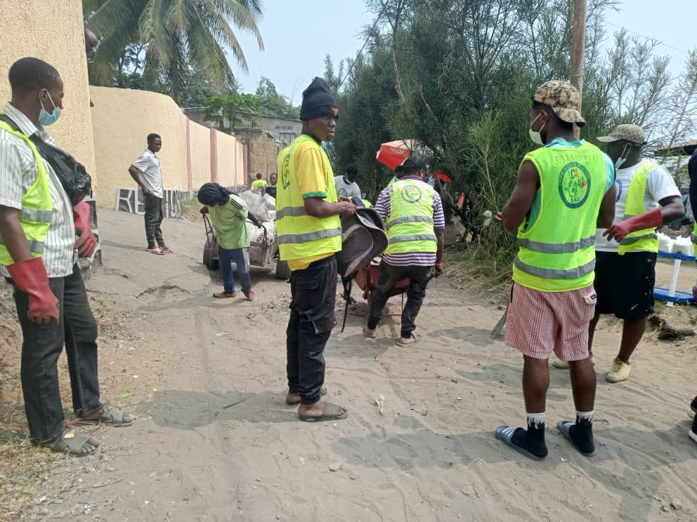 Kinshasa : La détermination des jeunes est un atout pour un changement que nous voulons tous. Les jeunes de Maman Mobutu étaient encore à l’œuvre ce vendredi, pour assainir leur cadre de vie. L’avenue de Paix a été la cible du jour. #Mbongwana <a href="/daniel_bumba_01/">Daniel bumba lubaki</a> <a href="/MutalaIsrael/">Israel Mutala</a>