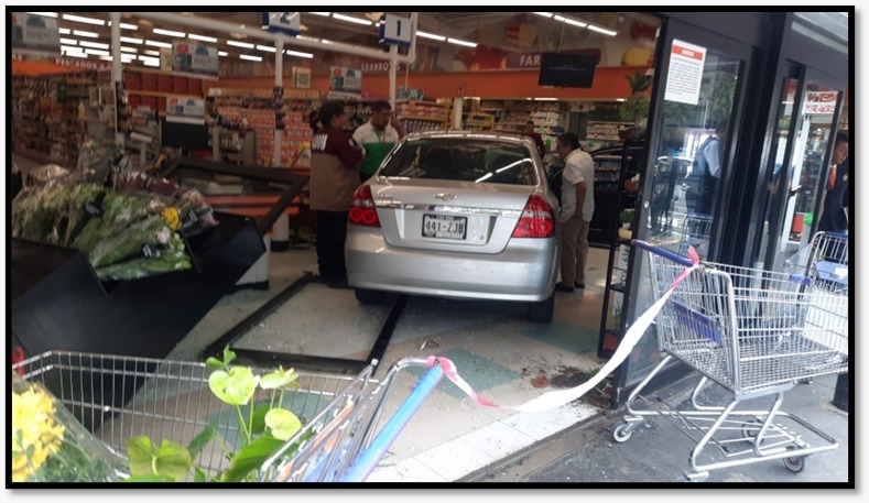 vialhermes's tweet photo. Ésta tarde la conductora de un automóvil pierde el control y se impacta en el área de cajas de la tienda #Sumesa ubicada en Río Churubusco y Centenario, colonia El Carmen @Alcaldia_Coy.
Paramédicos de diversas corporaciones atendieron a los lesionados. https://t.co/Y9Zer0wxfK