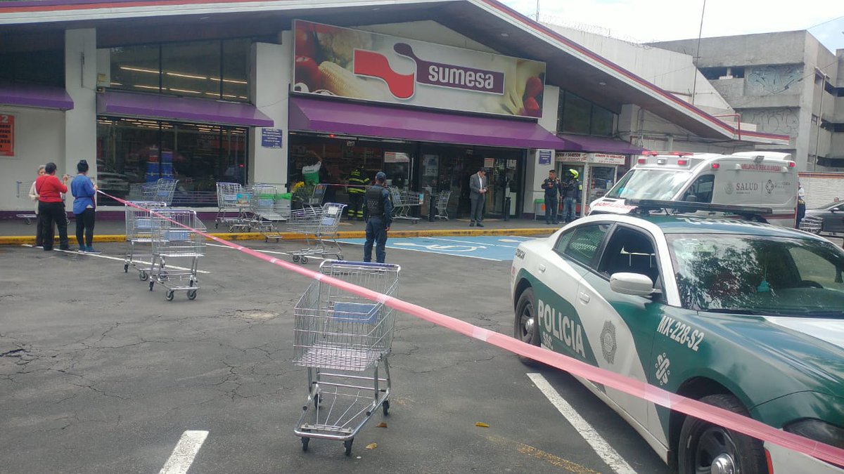 vialhermes's tweet photo. Ésta tarde la conductora de un automóvil pierde el control y se impacta en el área de cajas de la tienda #Sumesa ubicada en Río Churubusco y Centenario, colonia El Carmen @Alcaldia_Coy.
Paramédicos de diversas corporaciones atendieron a los lesionados. https://t.co/Y9Zer0wxfK