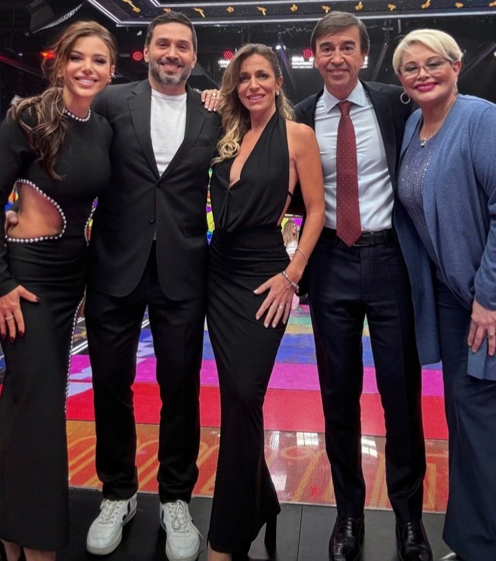 Un Jueves con un jurado muy elegante en #Los8EscalonesDeLos3Millones 🙌🏼
<a href="/evange_anderson/">Evy</a> <a href="/cocococinero/">Coco Carreño</a> <a href="/BorghiSandra/">Sandra Borghi</a> <a href="/m_benedetto/">Marcelo Benedetto</a> <a href="/Carmen_LaLeona/">Carmen Luz Barbieri</a>
