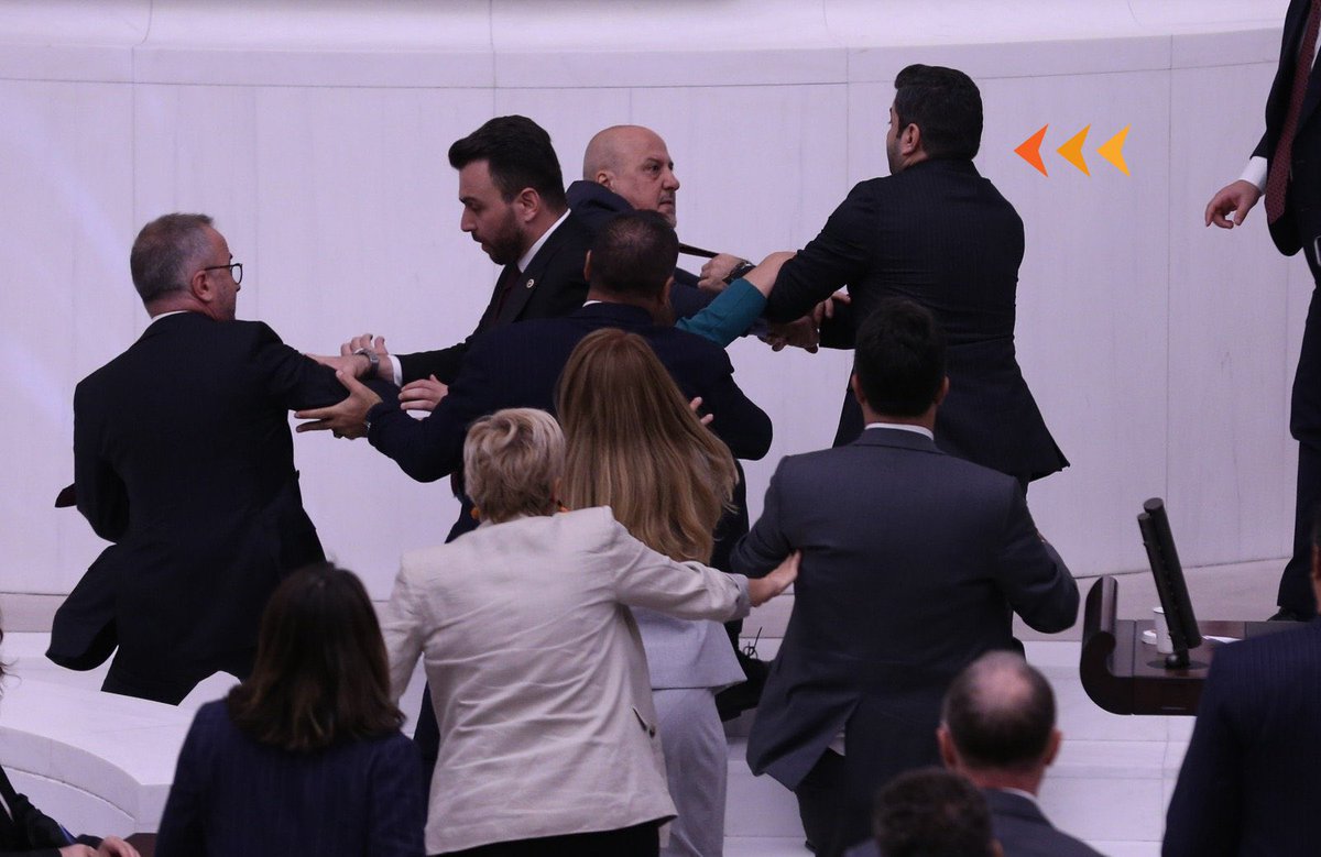 Devletin seçilmiş vekillerine terörist diyeceksin, sonra kavgayı başlatıp seni kaldırmaya gelen Şanlıurfa Milletvekili <a href="/ibrahimeyyupogl/">Av.İbrahim EYYÜPOĞLU</a> 'una yumruk atacaksın. Bu nasıl bir yüzsüzlük, Ahmet Şık?