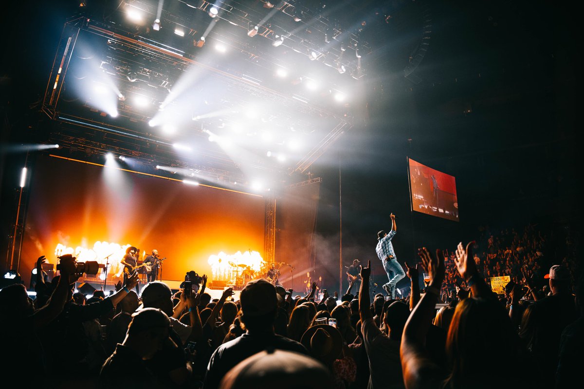 lukebryan's tweet image. Kansas City, I love y’all. Georgia, I’m coming home tomorrow #MindOfACountryBoyTour