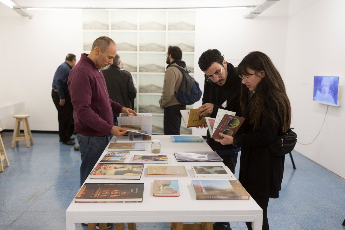 FundacionPROA's tweet photo. #PROA21 | Vení este sábado a visitar la muestra de #FrancisAlÿs que evoca la acción artística más épica de las últimas décadas: 500 personas movieron una duna de arena en las afueras de Lima, Perú. 🏔️
https://t.co/PyAKvSufsE https://t.co/ADsor0nzxX