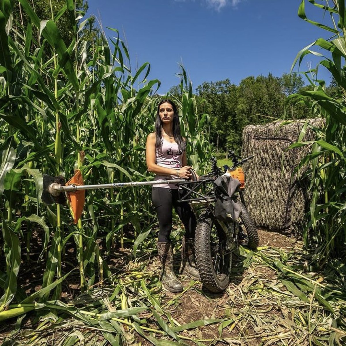 QuietKatOffroad's tweet image. Weed whipping corn is probably my least favorite thing to do, but now I’ve got a bunch of blinds &amp;amp; stands I can get into from the back and ride my @quietkat into. 
📸: @kyrawaynes_lovethegrind_tv

quietkat.com

#quietkat #adventurefurther #emtb #mtb #bikelife