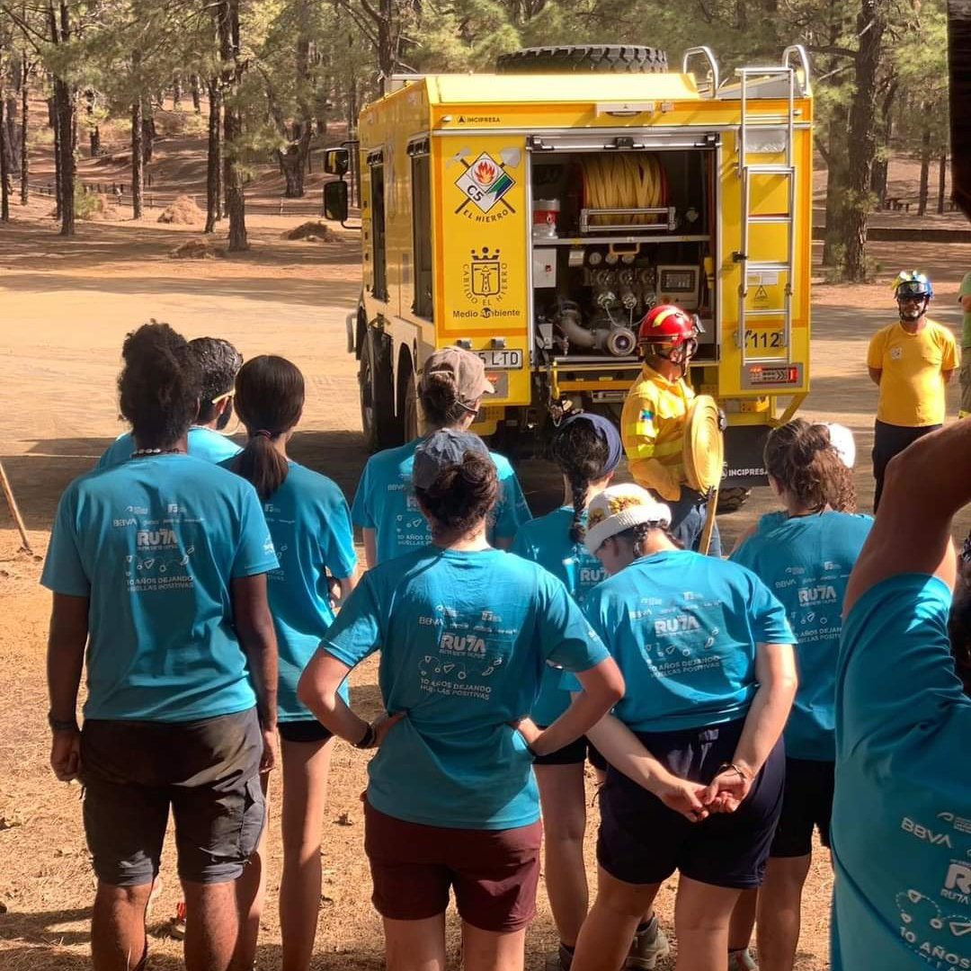 #AgentesdeMedioAmbiente del Cabildo #ElHierro enseñan a alumnos de <a href="/RUTAsieteULPGC/">Ruta Siete ULPGC</a> trabajos de reducción del combustible forestal en los márgenes de carreteras e infraestructuras de uso público para la prevención de #IncendiosForestales 🔥🌲.

facebook.com/share/wanLVS5o…