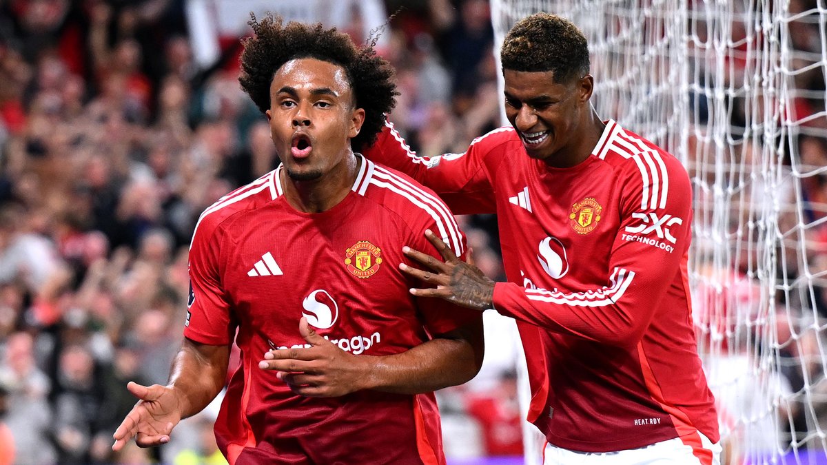 premierleague's tweet photo. Joshua Zirkzee's first day in the Premier League...

👋 Introduced to the @ManUtd fans ahead of kick off
🔁 Substituted on in the 61st minute
🎯 Scored in the 87th minute
✅ Three points earned

#MUNFUL | #TheKickOff https://t.co/abbLEgXedm