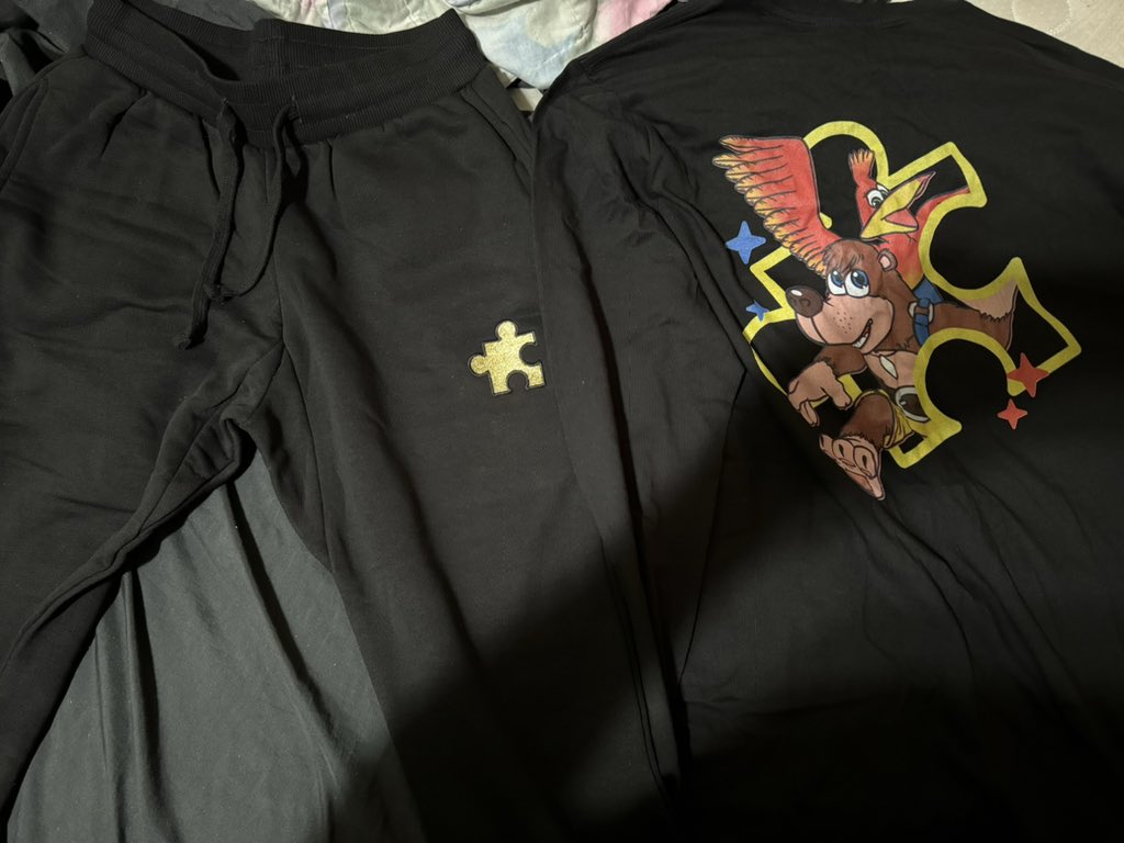 RareFanDaBase's tweet image. Just received my official @Rareltd @xbox #BanjoKazooie jogging outfit!
