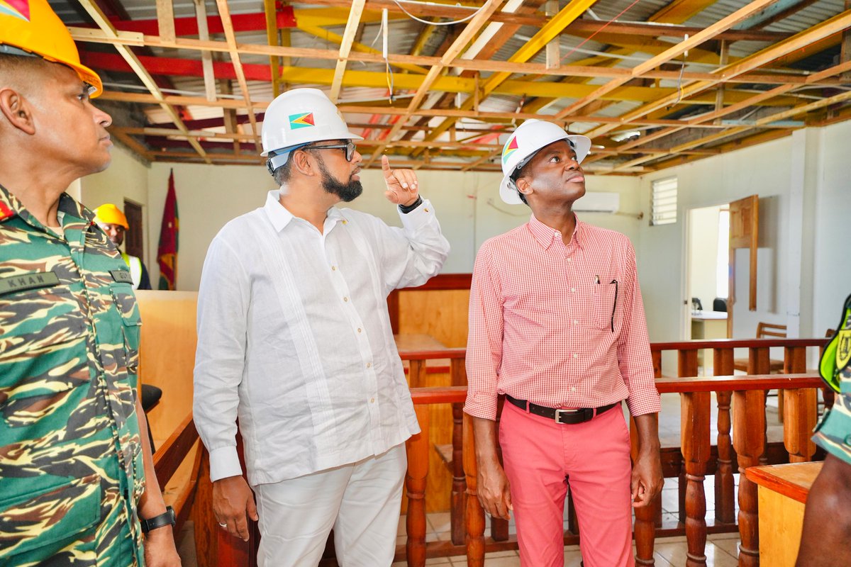 CARICOMorg's tweet photo. On 28 July, #CARICOM Chair PM Mitchell 🇬🇩; President Ali, 🇬🇾; @SG_CARICOM & other officials visited Carriacou to view the damages caused by Hurricane Beryl which stuck on 1 July 2024.
Read more about the discussion on Hurricane Beryl at the #47HGC: https://t.co/ZEtMCFgC5l https://t.co/IPmE1D0FOA
