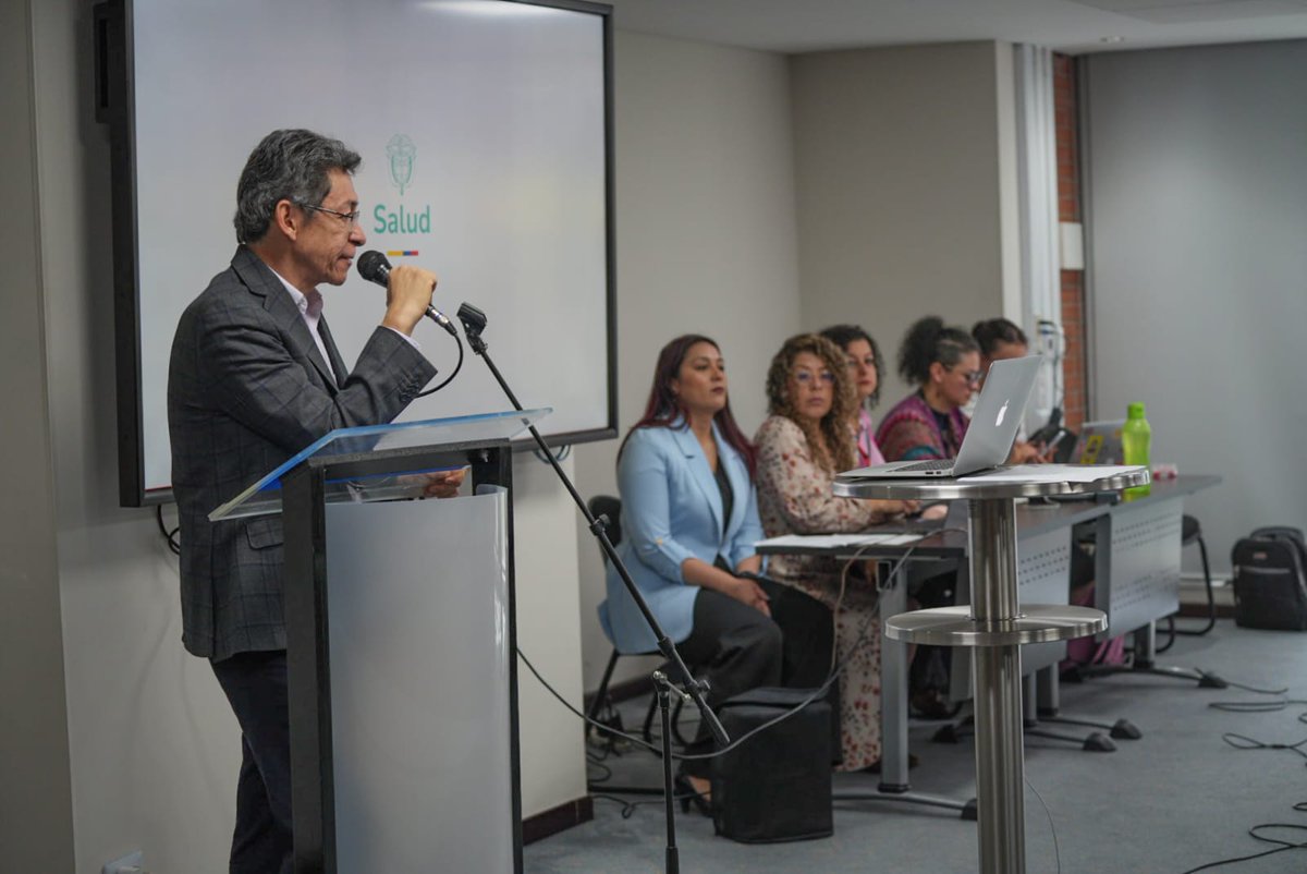 MinSaludCol's tweet photo. 💪🎗️Con el objetivo de fortalecer las acciones contra el cáncer en Colombia, hoy se lleva a cabo una crucial reunión en el #MinSaludCol. Diversos actores de la salud se reúnen para definir y coordinar estrategias del Plan de Choque para el control del cáncer. ¡Unidos por un futuro más saludable! #ColombiaTieneQuienLaCuide